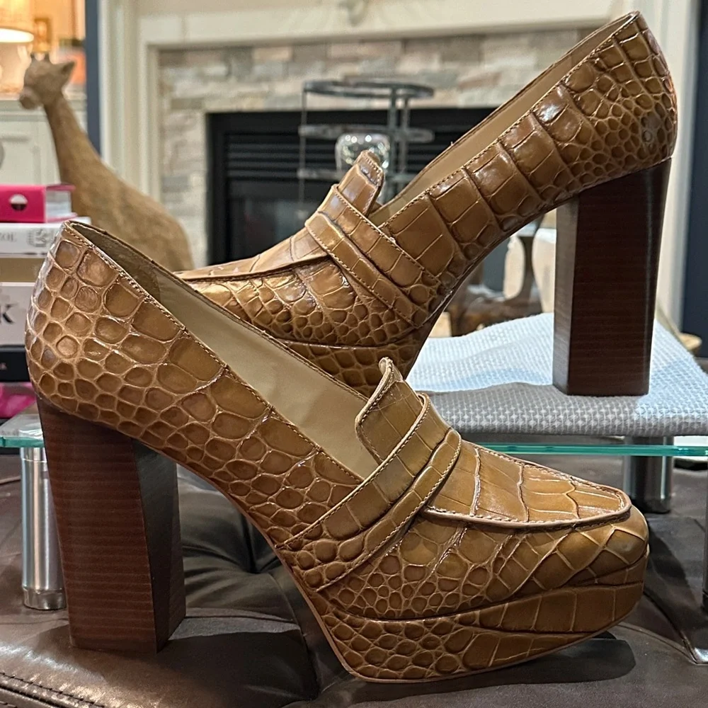 VINCE CAMUTO Mebrana Platform Pump in Brown Embossed Croc, Size 10. EUC Like New